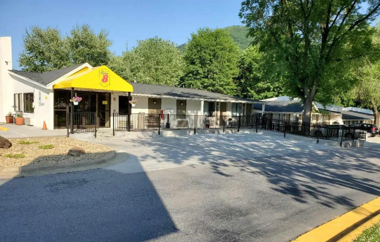 Super 8 By Wyndham Asheville/Biltmore Eksteriør bilde